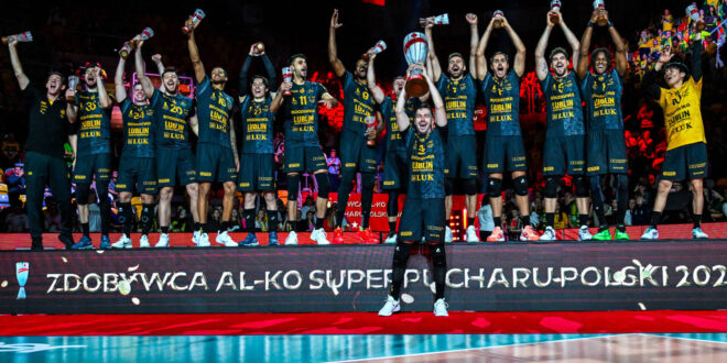 Bogdanka LUK Lublin players celebrating winning the Polish Super Cup