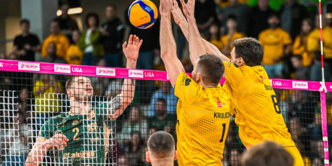 Volleyball players in action during a Polish men's league match