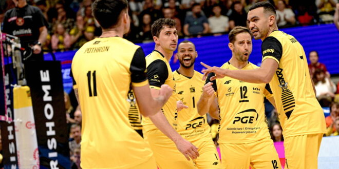 Volleyball players from Skra Bełchatów celebrating a point during a match.