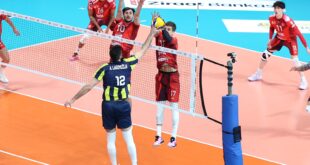 Volleyball players in action during a Turkish Efeler Ligi match