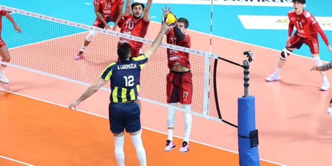 Volleyball players in action during a Turkish Efeler Ligi match